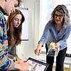 Das Bild zeigt Professorin Elisabeth Wildmoser zusammen mit Studierenden in einem Labor.
