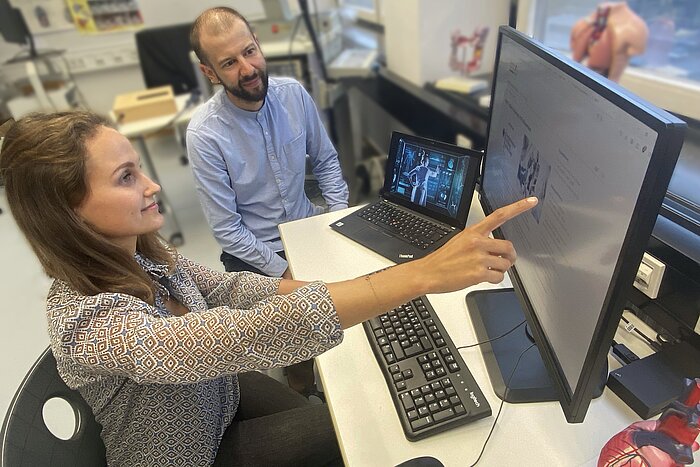 Das Bild zeigt Elena Schneider und Professor Sebastian Robert