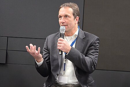 Professor Dr. Reiner Hüttl während einer Ausführung während der Podiumsdiskussion.