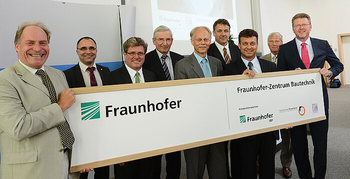 In Vertretung von Bayerns Ministerpräsident Horst Seehofer gratulierte Umweltminister Dr. Marcel Huber den Beteiligten des neuen Fraunhofer Zentrums Bautechnik. 