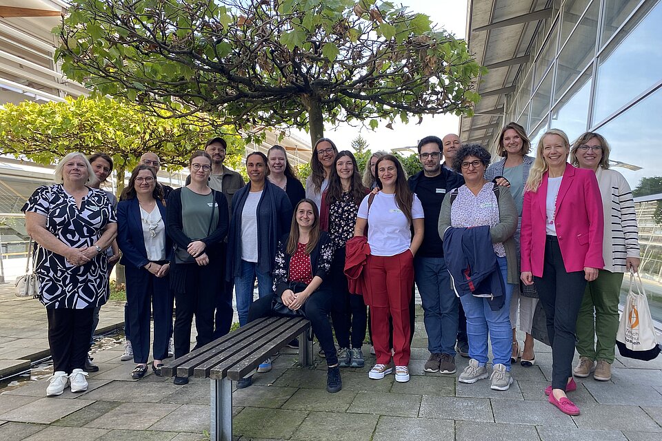 [Translate to English:] Das Bild zeigt eine Gruppe von Personen auf dem Campus der TH Rosenheim.