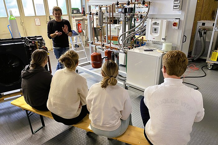 Das Bild zeigt eine Gruppe Schüler im roteg-Labor der TH Rosenheim.