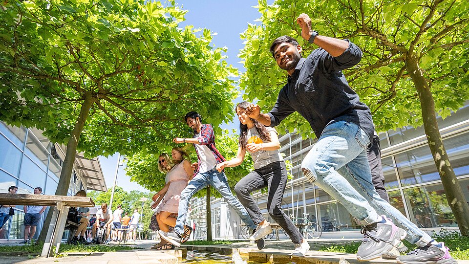 Studierende auf dem Campus 