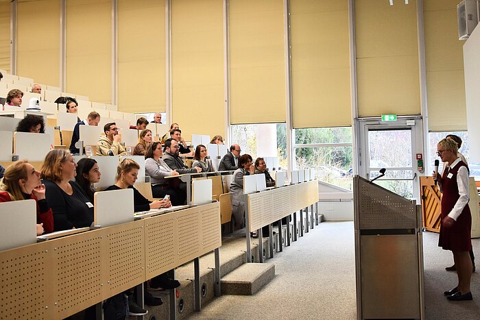 Auf dem Bild ist die Eröffnung des 2. Didaktik Camps der TH Rosenheim im Walter-Schatt-Saal zu sehen. Vizepräsidentin Prof. Dr. Sabine Ittlinger begrüßt das Publikum im Hörsaal.