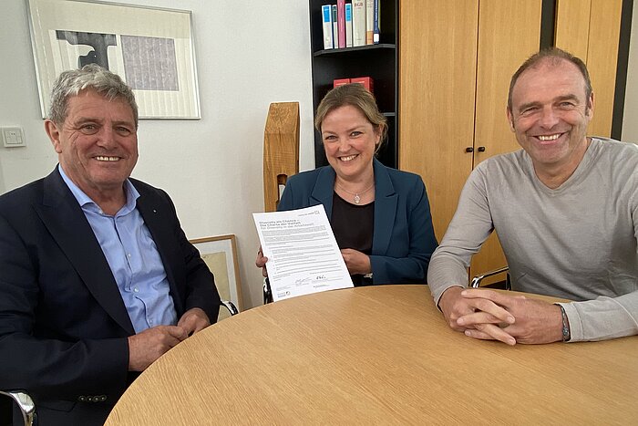 Das Bild zeigt Hochschulpräsident Professor Heinrich Köster, Kanzler Oliver Heller und die stellvertretende Beauftragte für die Gleichstellung von Frauen in Wissenschaft und Kunst, Professorin Dr. Petra Bauer.