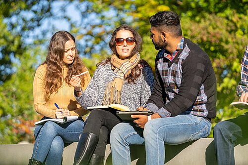 Studierende im Freien