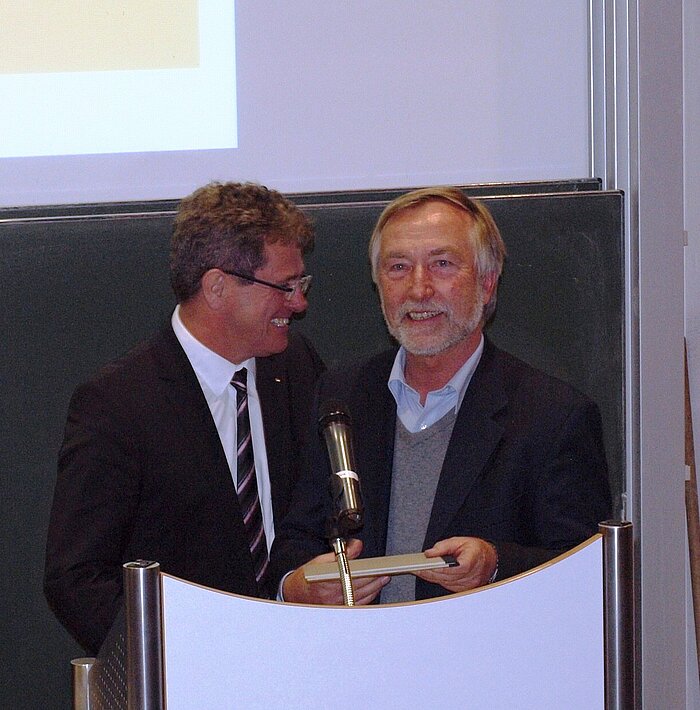 Bild von der Verleihung der Würde des Ehrensenators an Prof. Dr. Roland Feidor durch den Präsidenten der Hochschule Rosenheim, Prof. Heinrich Köster 