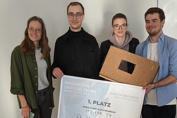 Das Bild zeigt vier Studierende, die bei den Innovation Days in Salzburg den ersten Preis gewonnen haben.