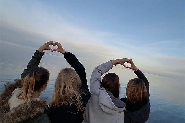 Gruppe von Studierenden am Meer