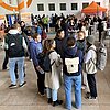 Das Bild zeigt Studierende im Mental Health Café im Foyer der TH Rosenheim.