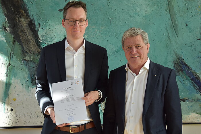 Das Bild zeigt Professor Michael Seifert und Professor Heinrich Köster.