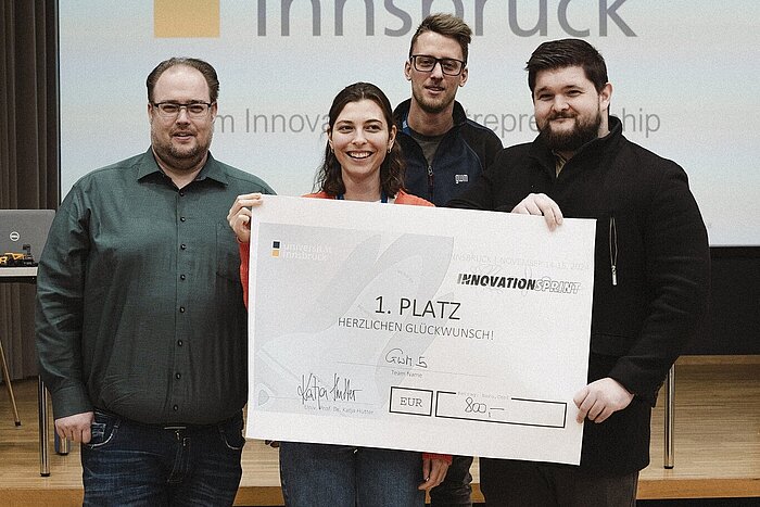 Das Bild zeigt die Rosenheimer Studentin Veronika Reichert im Siegerteam.