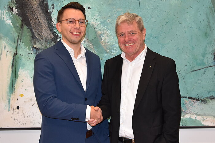 Das Bild zeigt Professor Thomas Schweser und Hochschulpräsident Professor Heinrich Köster.