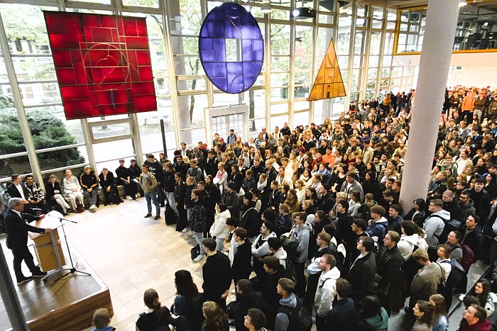 Das Bild zeigt Erstsemester in der Aula der TH Rosenheim.