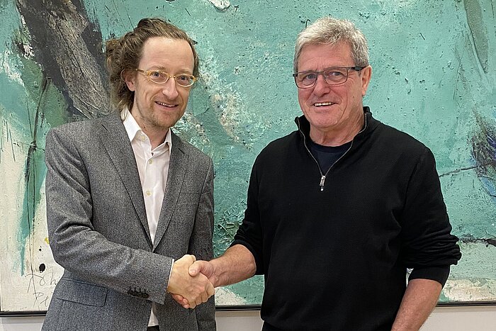 Das Bild zeigt Professor Tobias Bochmann und Hochschulpräsident Professor Heinrich Köster