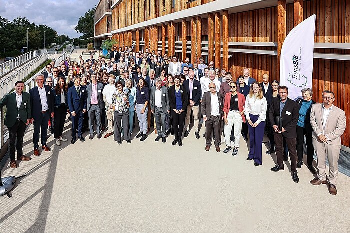 Das Bild zeigt eine Personengruppe auf dem Campus der TU München in Straubing.