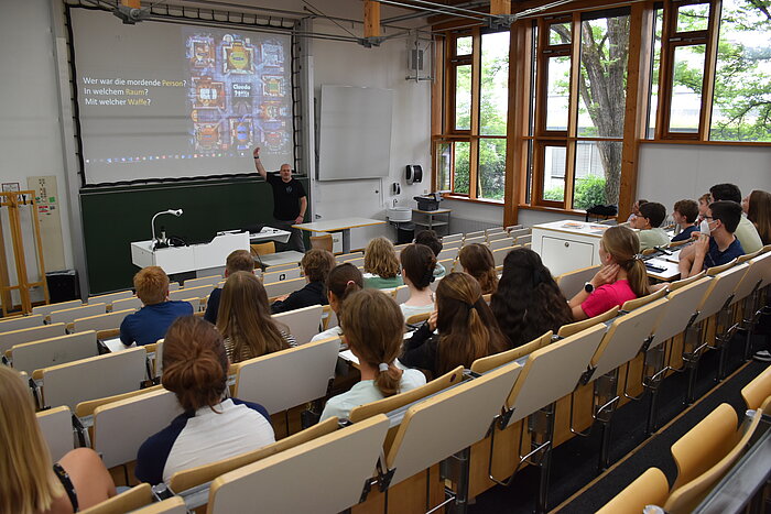 Die Schülerinnen und Schüler des Karolinen-Gymnasiums Rosenheim während der Probevorlesung über "Künstliche Intelligenz" durch Prof. Dr. Marcel Tilly. 