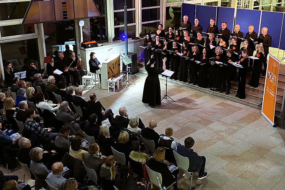 Das Bild zeigt das Hochschulkonzert in der Aula am Campus Rosenheim.