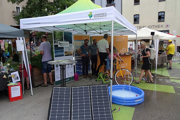 Gemeinsamer Stand von TH Rosenheim, ezro und Landratsamt Rosenheim bei der Nachhaltigkeitswoche 