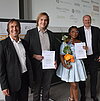 Das Bild zeigt zwei Absolventen des Studiengangs Applied Artificial Intelligence mit Professor Reiner Hüttl und Professor Marcel Tilly.