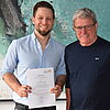 Das Bild zeigt Professor Sebastian Bayerl mit Hochschulpräsident Professor Heinrich Köster.