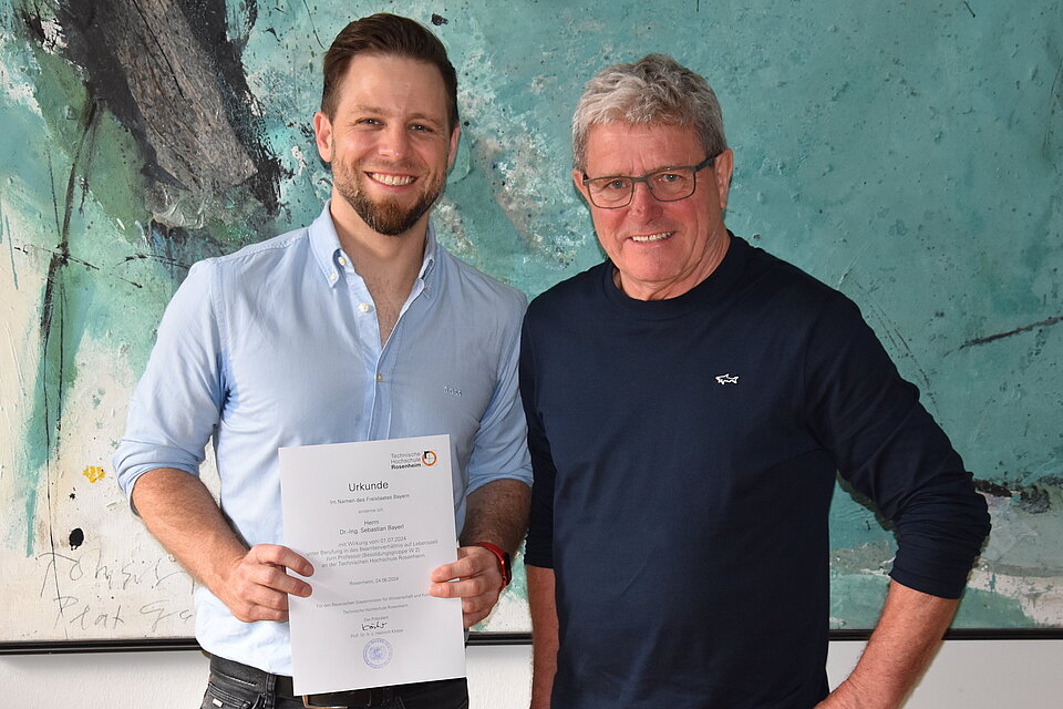 Das Bild zeigt Professor Sebastian Bayerl mit Hochschulpräsident Professor Heinrich Köster.