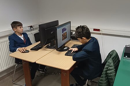 Zwei junge Schüler arbeiten am Computer