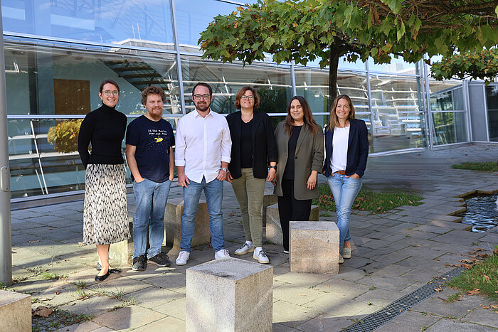 Auf dem Bild ist das Team des ROCket zu sehen. Von links: Prof.Dr. Stephanie Kapitza, Vizepräsidentin der TH Rosenheim und wissenschaftliche Leitung des ROCket, Tobias Gerteis, Robert Gantenhammer, Sarah Baumann Geschäftsführende Leitung ROCkET, Julia Scharrer, Julia Gillesberger