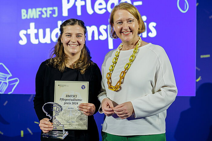 Das Bild zeigt Absolventin Marie Bauer mit Bundesfamilienministerin Lisa Paus.