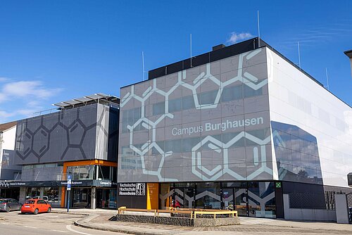 Außenansicht auf die Gebäude B und C des Campus Burghausen